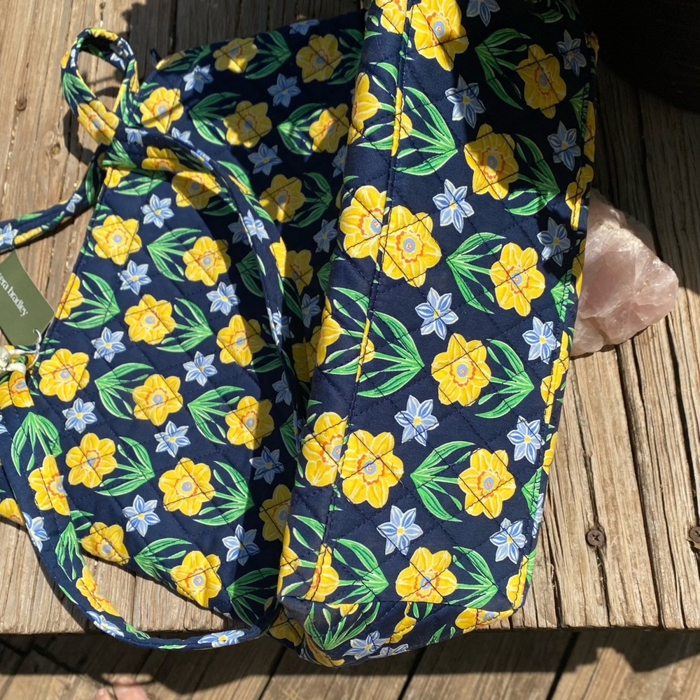 NWT VERA BRADLEY Sm. Original Zip Tote Inside/outside zip pockets. Zip closure - Picture 4 of 8